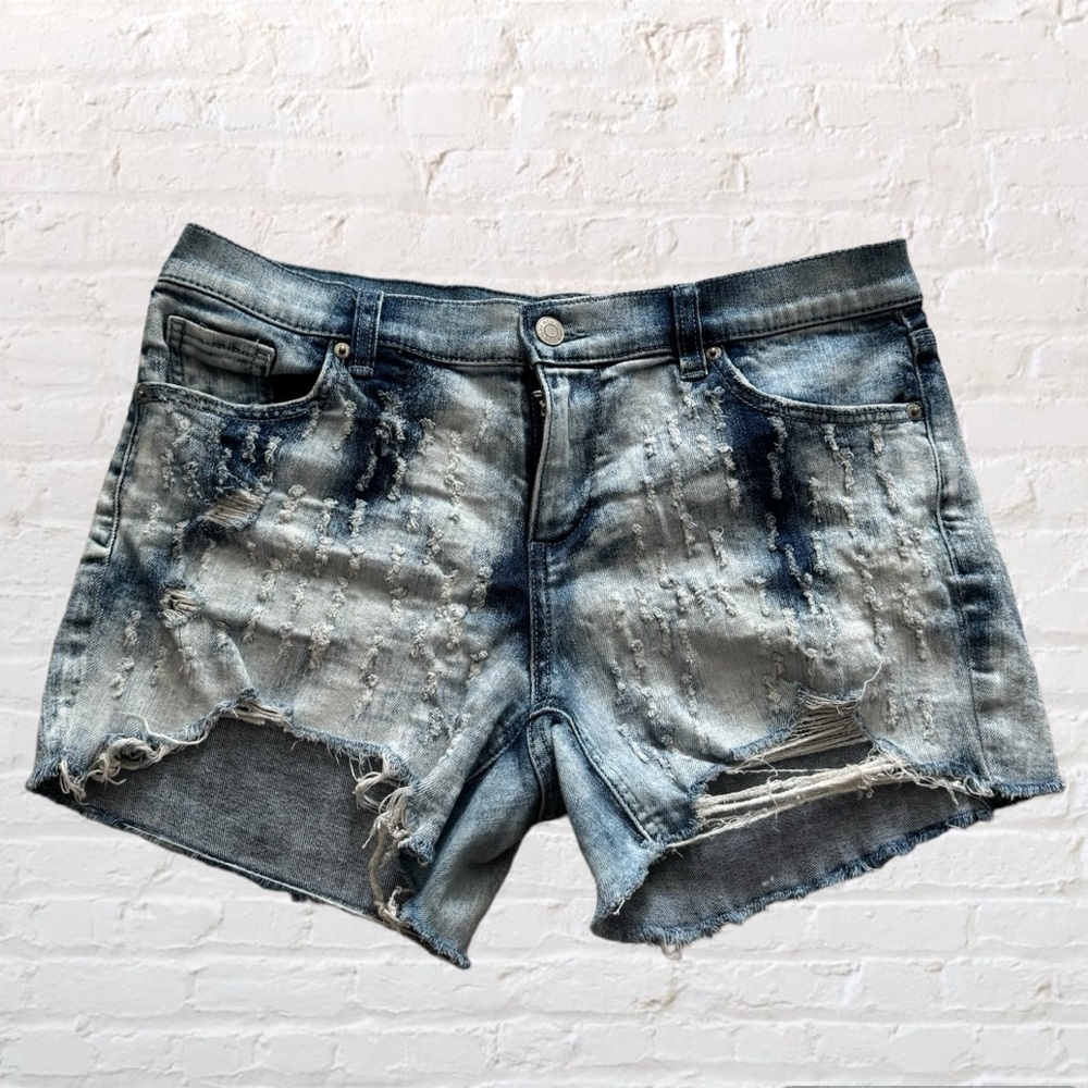 Like 🆕 New York and Company SoHo acid wash distressed 3.5” inseam jean shorts